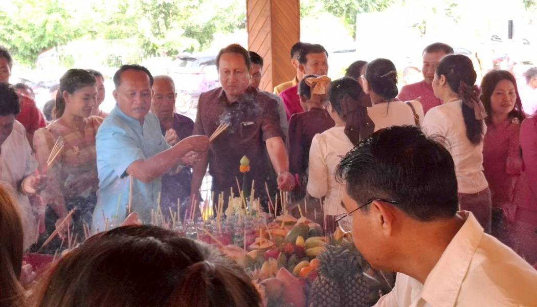 ร่วมพิธีบวงสรวงศาลหลักเมือง ณ บริเวณศาลหลักเมือง อำเภอยางสีสุราช