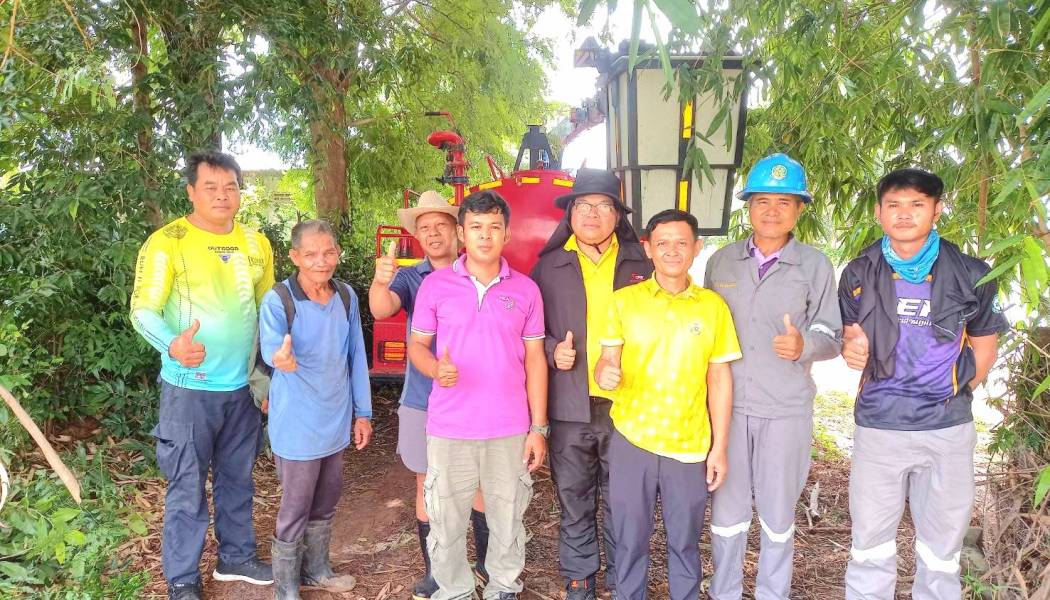 นำรถกระเช้าออกสนับสนุนไฟฟ้ายางสีสุราช ตัดไม้ที่กีดขวางการจราจรและพาดสายไฟฟ้า บริเวณ ถนน ม.12