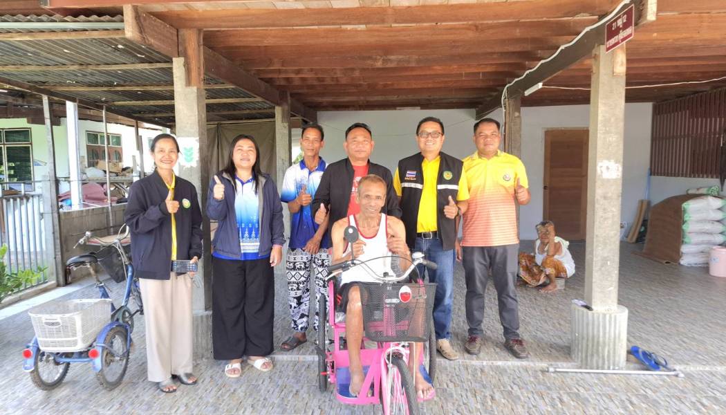 ร่วมส่งมอบเครื่องช่วยอุปกรณ์ความพิการ (รถสามล้อชนิดมือโยก) จำนวน 3 คัน ให้แก่ผู้พิการ